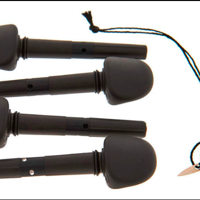 Quatro afinadores de violino pretos e cordão preto com peça de madeira clara numa superfície branca.