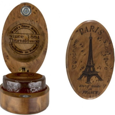 Estojo oval de madeira gravada com carretel de linha dentro