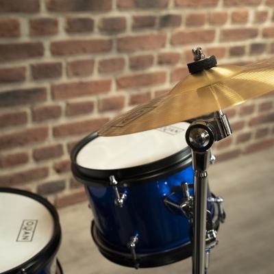 Kit de bateria com tom azul, peles brancas e prato metálico dourado