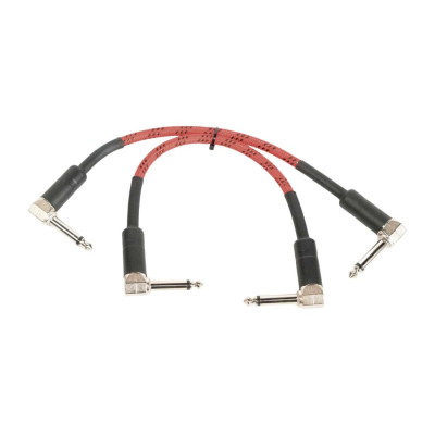 Dois cabos de áudio com conectores jack prateados e isolamento preto, com revestimento tecido vermelho com pontos pretos.