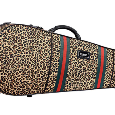 Estojo de instrumento musical padrão leopardo com faixas verde e vermelho e etiqueta 'bam'