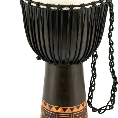 Djembe com corpo preto decorado com padrões castanhos e pele branca com cordas pretas.