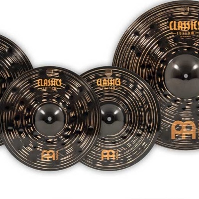 Conjunto de quatro pratos de bateria com acabamento preto e dourado, da marca Meinl Classics Custom