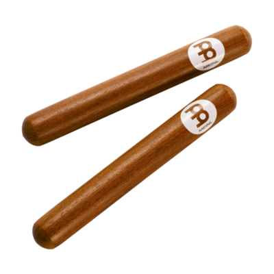 Dois bastões de madeira com etiquetas brancas e letras mp