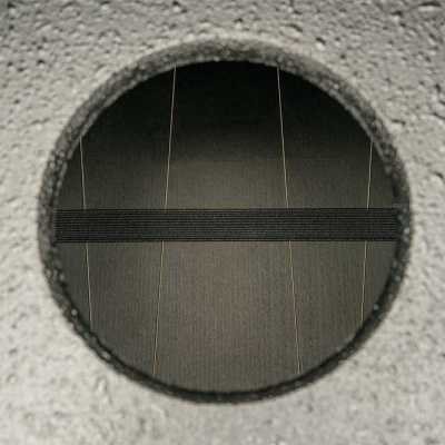 Interior de um anel metálico cinza texturizado com faixa preta horizontal