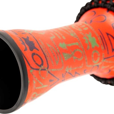 Djembe em madeira laranja com padrões tribais e rede preta na parte superior