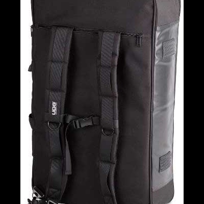 Mala de viagem preta com alças acolchoadas e fivelas