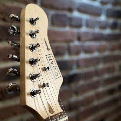 Cabeça de guitarra elétrica em madeira clara com seis tarraxas cromadas