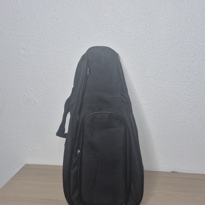 Estojo de guitarra preto em tecido com bolso frontal e alça lateral