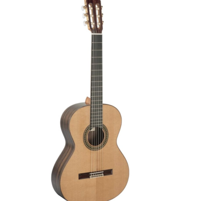 Guitarra clássica de madeira clara e escura isolada em fundo branco