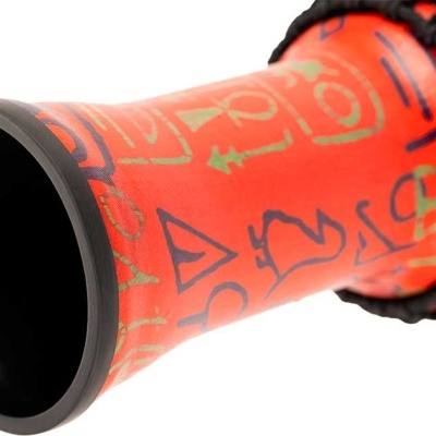 Djembe de madeira vermelho com desenhos tribais e cordas pretas