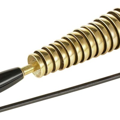 Instrumento de percussão metálico dourado com cabo preto e bastão fino preto