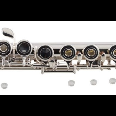 Flauta transversal metálica prateada com peças soltas