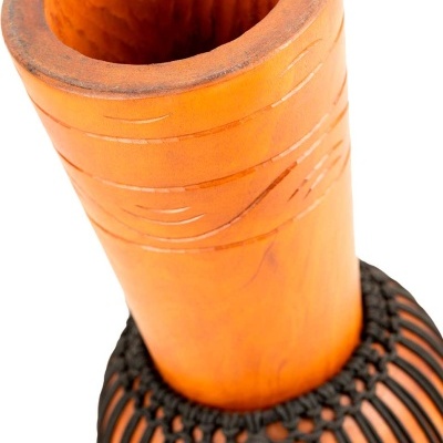 Gargalo de instrumento de madeira com textura natural alaranjada e decoração em cordão preto