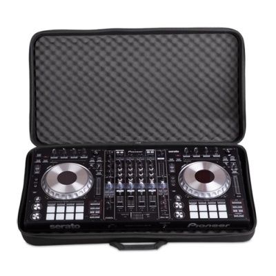 Controladora DJ Pioneer preta dentro de mala almofadada