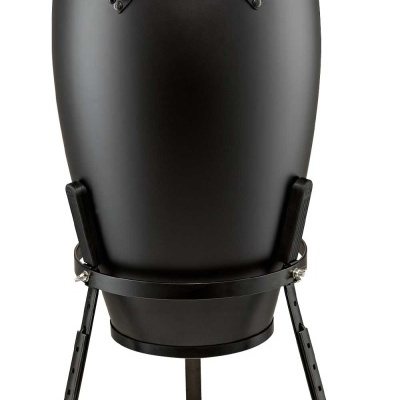 Congas pretas com pele bege e suporte metálico preto