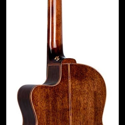 Violão clássico de madeira castanho visto de costas