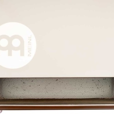 Cajón em madeira clara com topo branco e logótipo MEINL