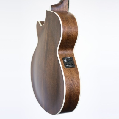 Guitarra acústica em madeira escura com contorno branco e painel de controlo