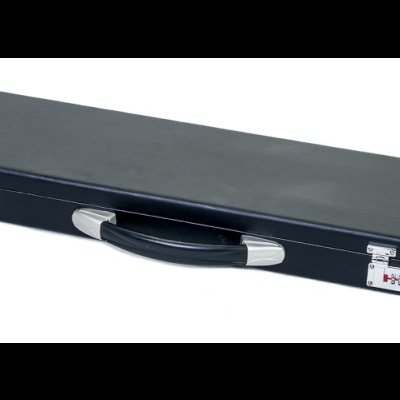 Mala preta longa retangular com fechos metálicos prateados e pega preta