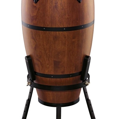 Conga de madeira castanha com suporte preto e pele clara no topo