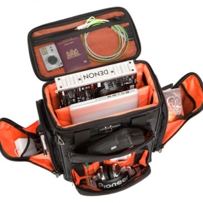 Mochila preta com interior laranja aberta mostrando equipamentos eletrónicos e acessórios organizados