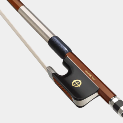 Arco de violino castanho com detalhes pretos e metálicos, crina branca, texto MARQUISSE