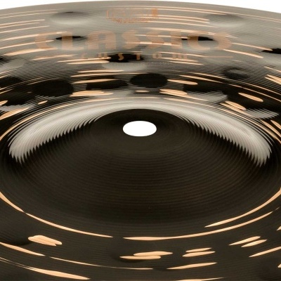 Prato de bateria de metal brilhante com texto ZILDJIAN TRADITIONAL MEDIUM RIDE 20