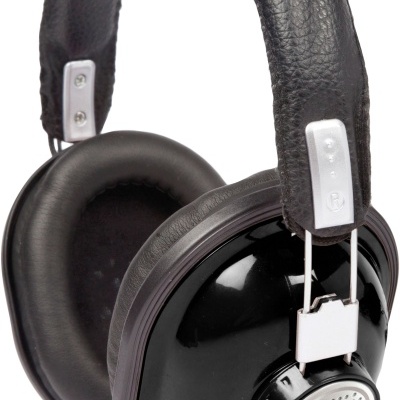 Auriculares over-ear pretos com almofadas acolchoadas em couro sintético