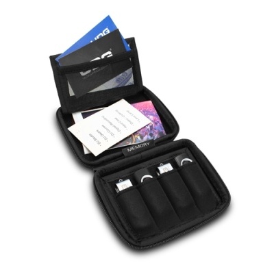 Estojo preto aberto com pen drives USB e cartões de memória dentro