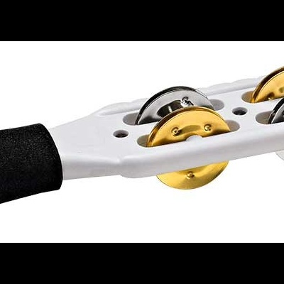 Instrumento musical de percussão com sinos dourados e prateados e cabo preto