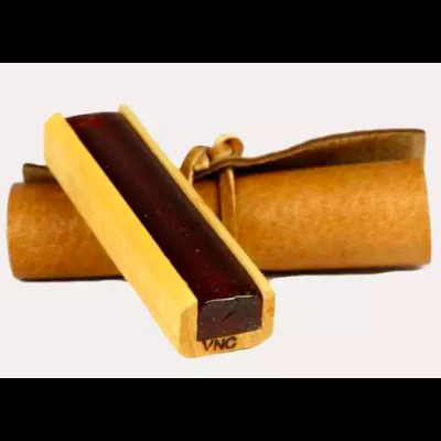 Estojo de verniz escuro com suporte de madeira e bolsa de tecido castanho.