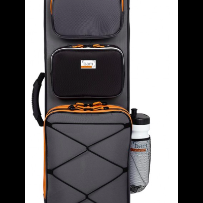 Mala de transporte cinzenta com detalhes laranja, três bolsos exteriores e garrafa branca numa bolsa lateral