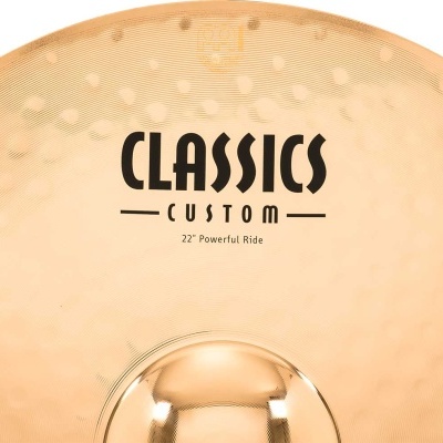 Prato de bateria dourado com texto CLASSICS CUSTOM 22
