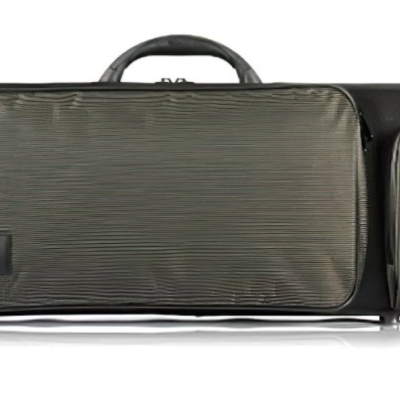 Mala preta para instrumentos com texturas riscadas e duas bolsas frontais.