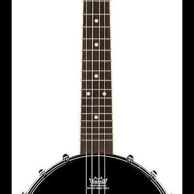 Banjo preto com braço e cabeça pretos, detalhes cromados e logotipo branco.