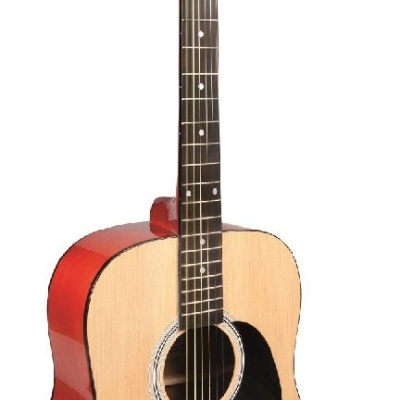 Guitarra acústica com corpo claro e laterais vermelhas