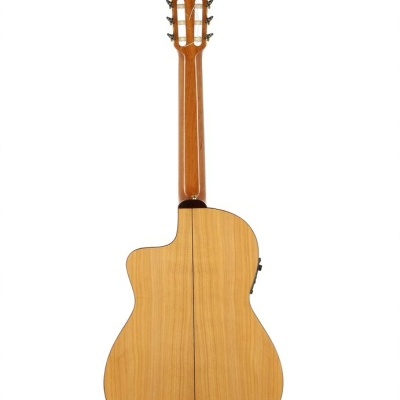 Guitarra clássica de madeira clara vista pelo verso