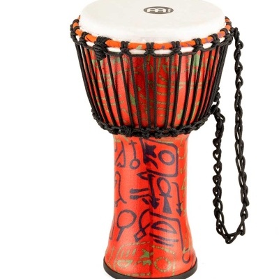 Tambor djembe vermelho com padrões pretos e dourados e pele branca