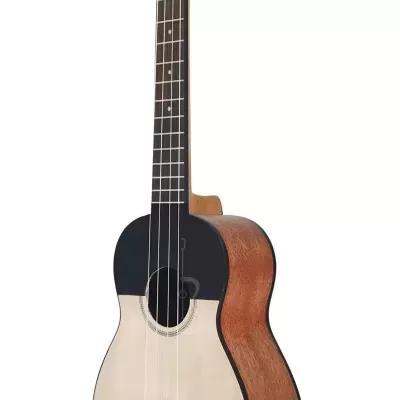 Ukelele de madeira com corpo claro, laterais castanhas e braço preto