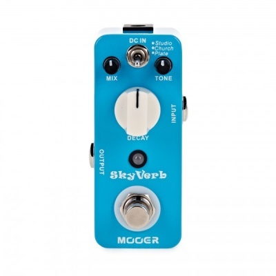 Pedal de efeito para guitarra Mooer SkyVerb azul com botões e pé metálico