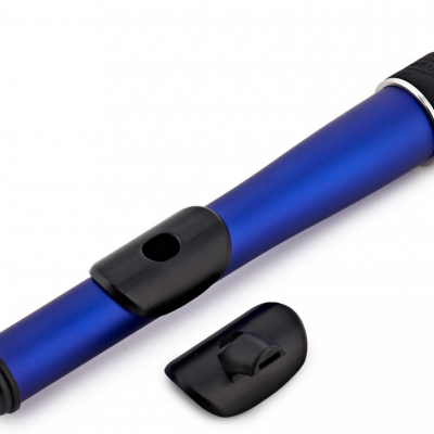 Flauta doce azul metálica com detalhes pretos e tampa removível ao lado