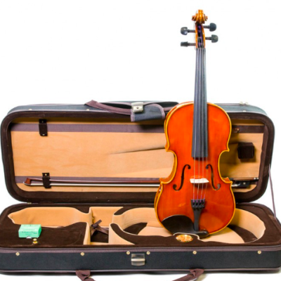 Violino castanho alaranjado dentro de estojo preto aberto com interior bege