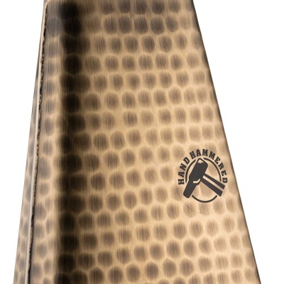 Campânula de metal bronze texturizada com suporte preto e texto HAND HAMMERED