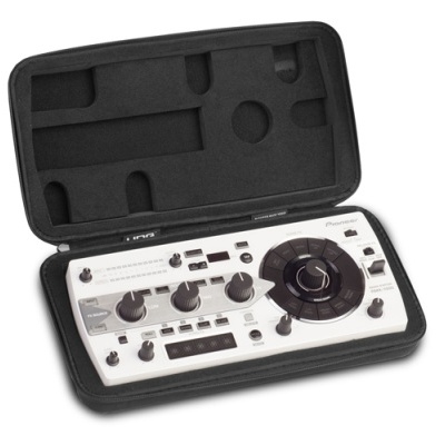 Interface de áudio branca com botões e botoneira preta numa mala preta acolchoada