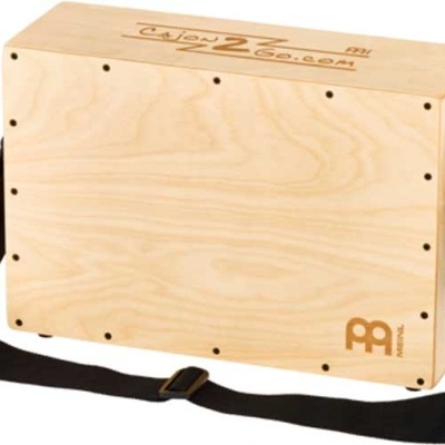 Caixa de percussão de madeira clara com alça preta e inscrições Meinl e CAJON 2 Cajon