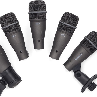 Conjunto de cinco microfones pretos com texto Q72 e Q47 e suporte de microfone