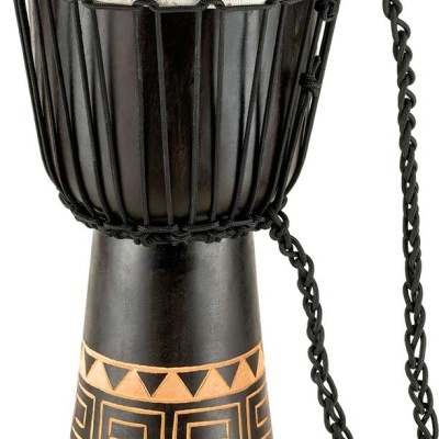 Tambor djembe tradicional em madeira escura com pele clara e padrões geométricos