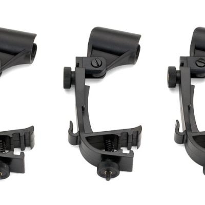 Três suportes de microfone pretos ajustáveis alinhados sobre fundo branco