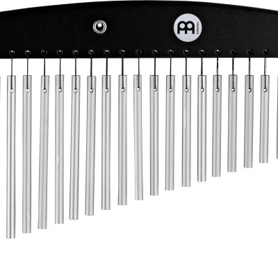 Instrumento musical com barras de metal prateadas e base preta com logo MEINL